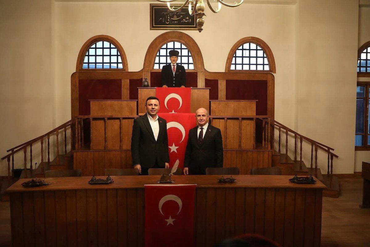 Cumhuriyet Halk Partimizin Olağanüstü İl Kongresi’nde, delegelerimizin iradesiyle yeniden İstanbul İl Başkanlığı görevine seçilen Sayın <a href="/ozgurcelikchp/">Özgür Çelik</a>’yi ve yeni il yönetimimizi yürekten kutluyor, üstün başarılar diliyorum.

Bizler, demokrasiyi büyütmek, adalet ve eşitliği hâkim