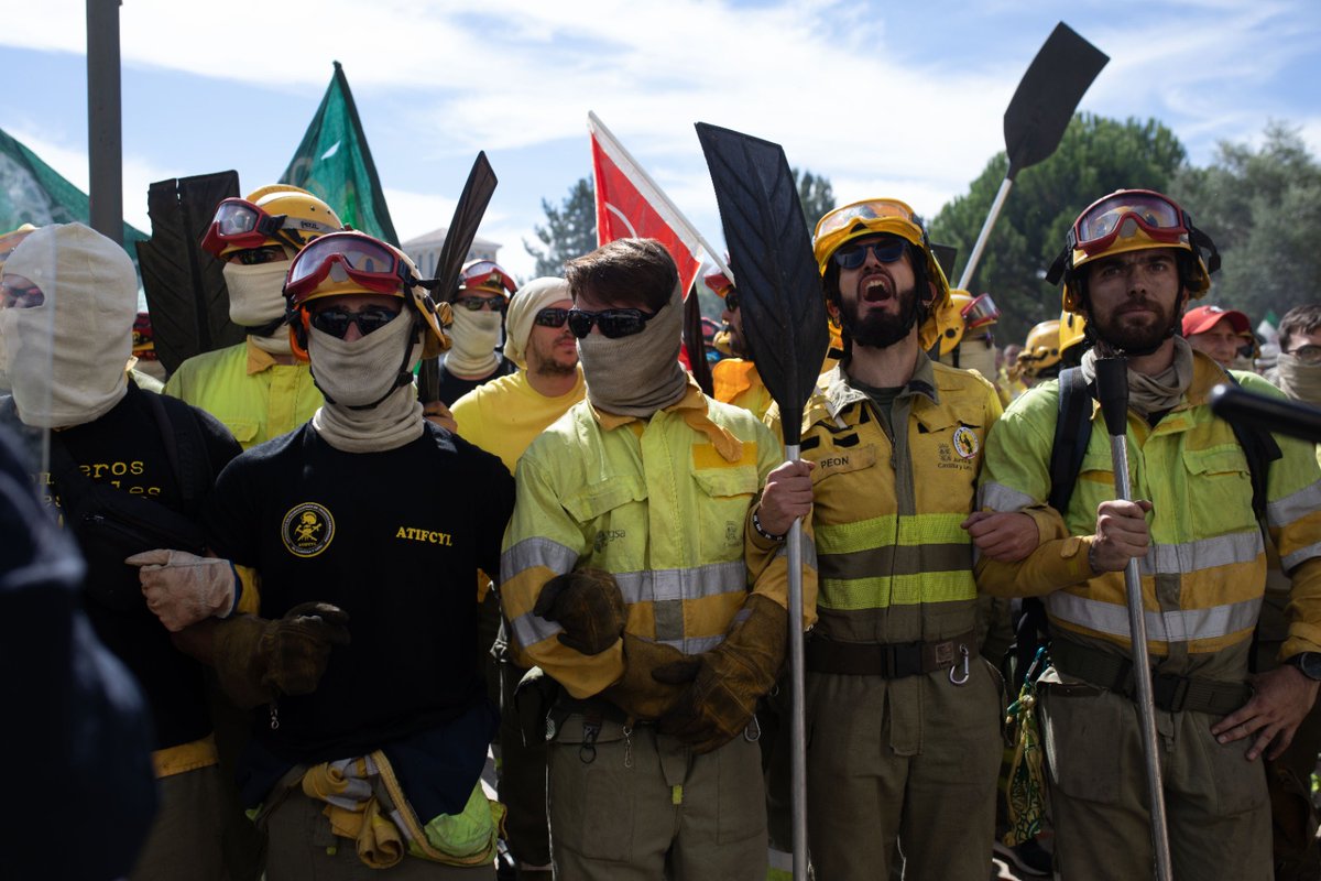 Fotos de Ana Burrieza hoy en las Cortes.
1. Un policía usa gas pimienta contra los manifestantes que intentaban superar la línea de vallas.
2. Los bomberos golpean las vallas ante la línea policial.
3. Arde muñeco de paja vestido de bombero.
4.  Abrazo final de los brigadistas.