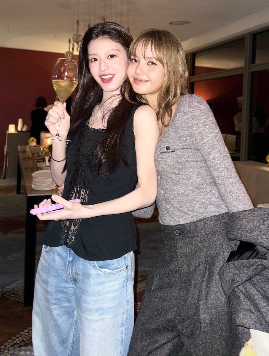 💖✨ LISA and Actress Go Younjung looking absolutely gorgeous, breathtaking, and serving ultimate beauty in their new photo! 😍👑 #LISA #GoYounjung #Queens
