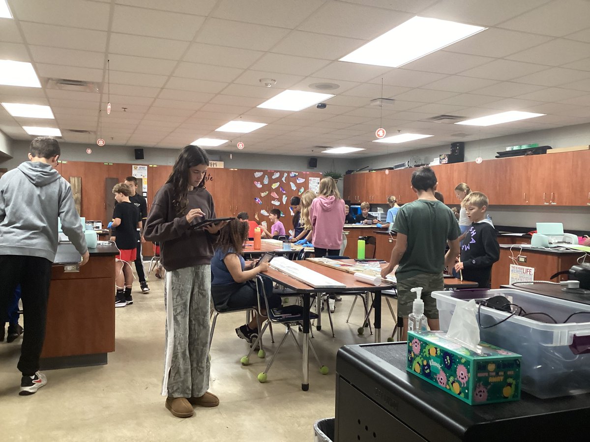 BMSDesignStudio's tweet image. ✨Check out what we’ve been working on in BMS Design Studio! From custom charcuterie boards to LED signs, porch signs, and more - we’re building, creating, and giving back.💡
Come see our creations at Showcase Night &amp;amp; support a great cause!
#studententrepreneurship#ByronBears#BMS