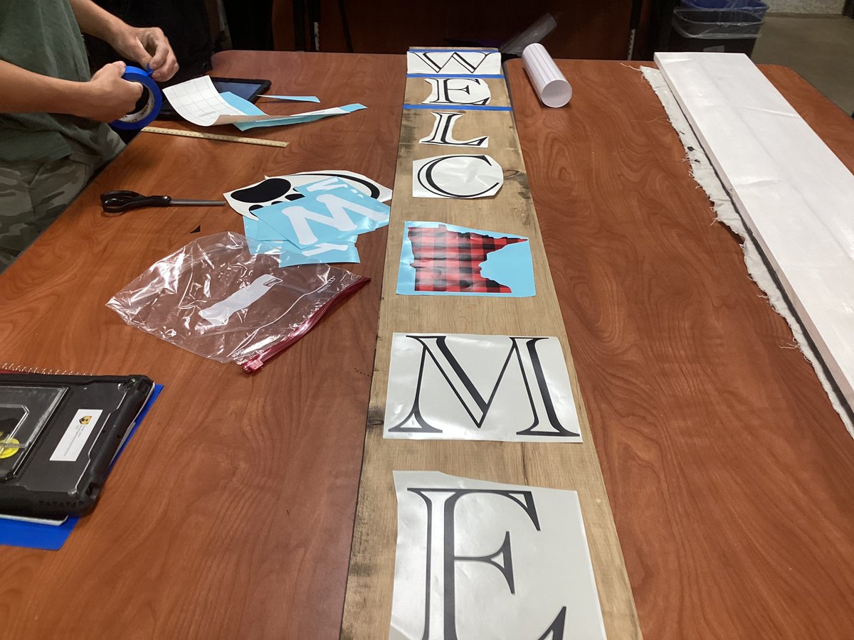 BMSDesignStudio's tweet image. ✨Check out what we’ve been working on in BMS Design Studio! From custom charcuterie boards to LED signs, porch signs, and more - we’re building, creating, and giving back.💡
Come see our creations at Showcase Night &amp;amp; support a great cause!
#studententrepreneurship#ByronBears#BMS