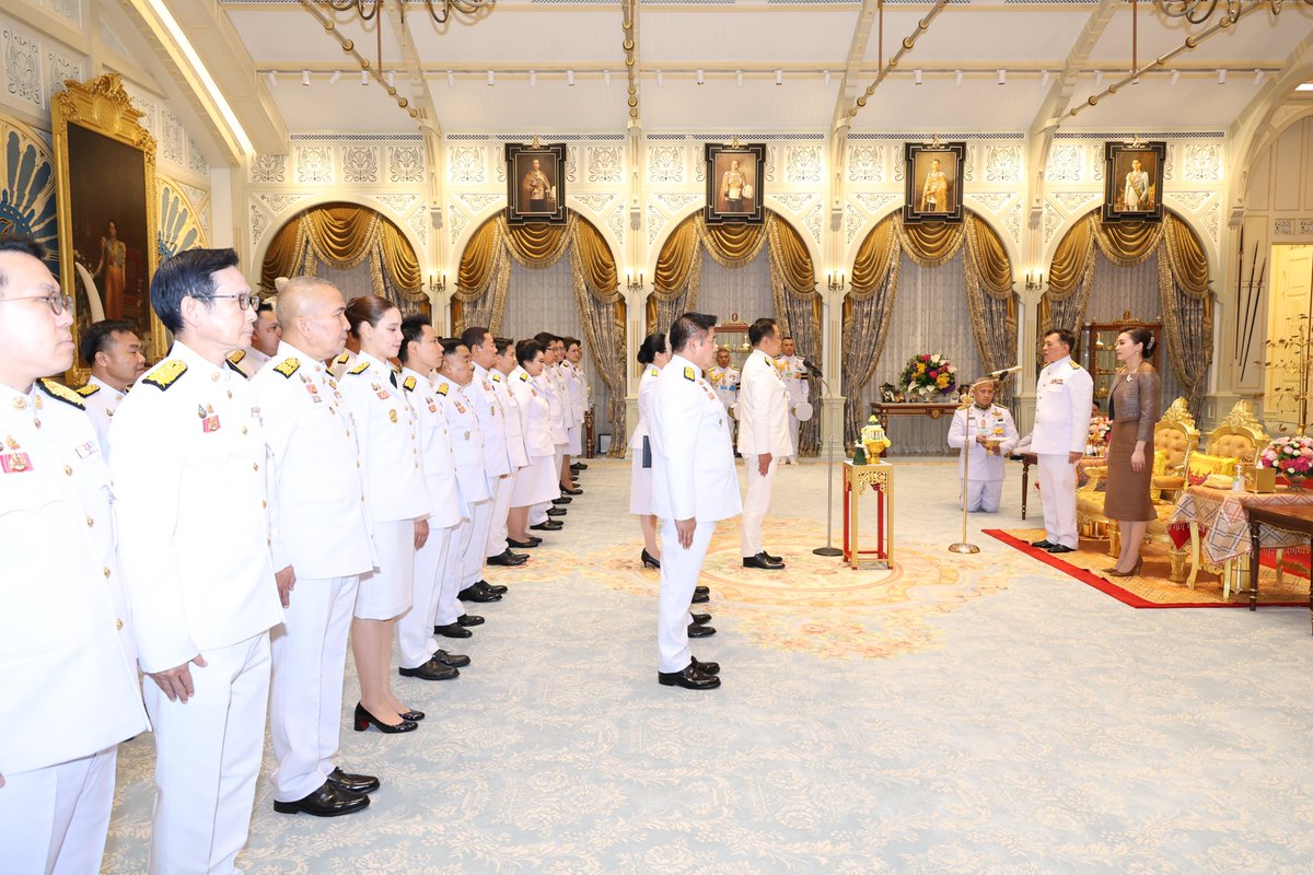 ThaiPBS's tweet photo. ในหลวง มีพระราชดำรัส ครม. ชุดใหม่ ให้มีสติปัญญา เอาชนะอุปสรรคต่าง ๆ

วันนี้ (24 ก.ย. 68) เวลา 18.51 น. พระบาทสมเด็จพระเจ้าอยู่หัว และสมเด็จพระนางเจ้าฯ พระบรมราชินี เสด็จออก ณ พระที่นั่งอัมพรสถาน พระราชวังดุสิต พระราชทานพระบรมราชวโรกาสให้ นายอนุทิน ชาญวีรกูล นายกรัฐมนตรี นำ คณ��รัฐมนตรี ซึ่งทรงพระกรุณาโปรดเกล้าฯ แต่งตั้งเข้า��ฝ้าฯ ถวายสัตย์ปฏิญาณก่อนเข้ารับหน้าที่

การนี้ พระบาทสมเด็จพระเจ้าอยู่หัว พระราชทานพระราชดำรัสแก่คณะรัฐมนตรีความตอนหนึ่งว่า ขอให้ท่านนายกฯ และคณะรัฐมนตรีมีจิตใจเข้มแข็ง มีความนานะบากบั่น และประสบความสำเร็จอันเป็นมงคลในการปฏิบัติหน้าที่เพื่อประเทศชาติและประชาชน และขอให้มีสติปัญญาที่จะเอาชนะอุปสรรคต่าง ๆ ที่ต้องมีอยู่ให้เป็นไปด้วยดี ก็ขอให้มีความสุขความเจริญโดยทั่วกัน

#ThaiPBS #ข่าวไทยพีบีเอส #ข่าวที่คุณวางใจ