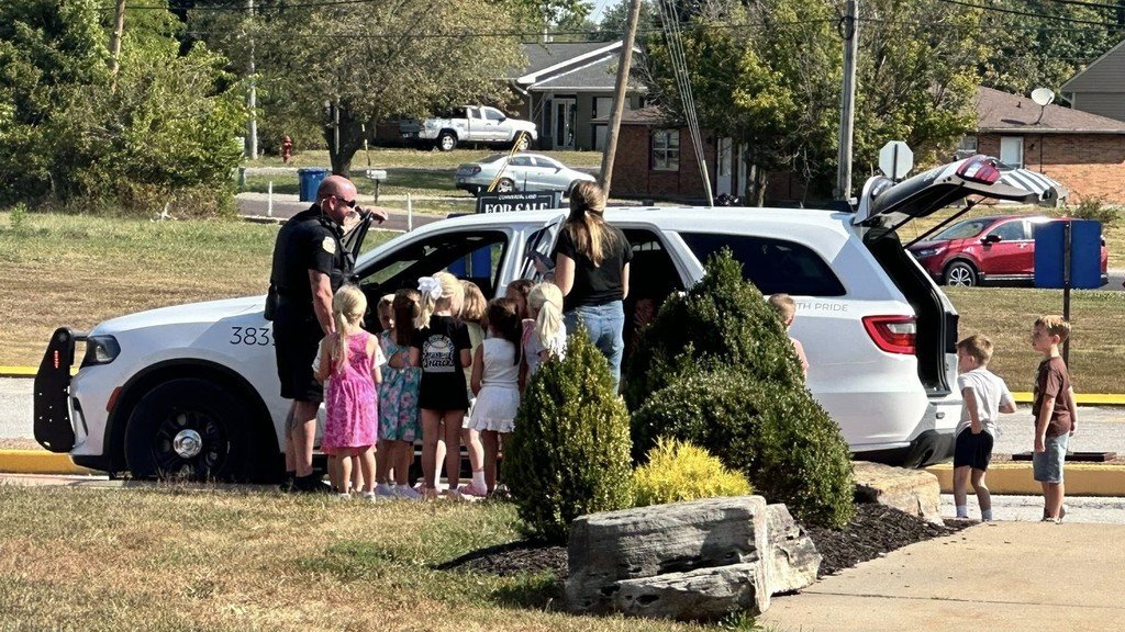 Ashland Police Officer Ozenberger stopped by the primary school during his walkthrough on Tuesday and gave Ms. Stephen’s kindergarten class a special surprise — a peek inside his patrol car! 🚓🦅❤️🖤