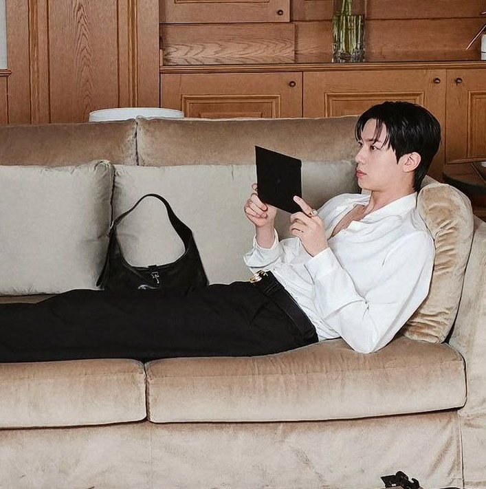 ibelongtobtsvt's tweet image. Elegant Seok vs Sexy Seok 🫣

#btsvt #seokjin #dokyeom