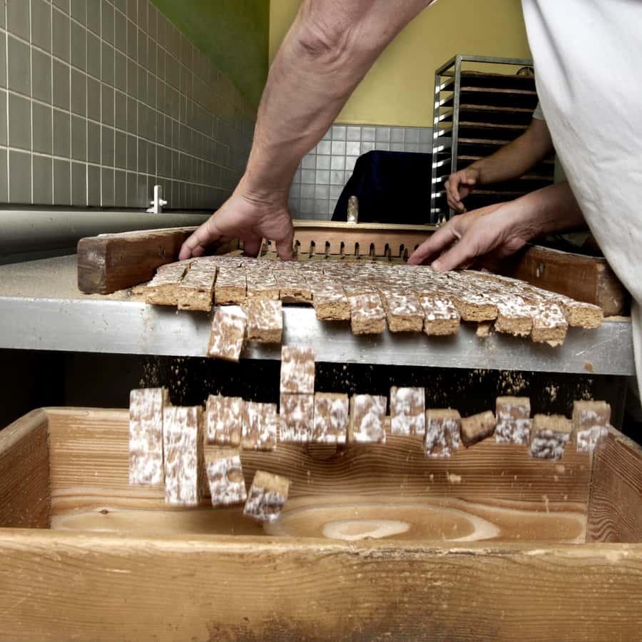 Hab eine Tüte Jakob's Basler Leckerly geschenkt bekommen. Ein teures Geschenk, schmeckt aber auch unfassbar gut! 🤤
baslerleckerly.ch