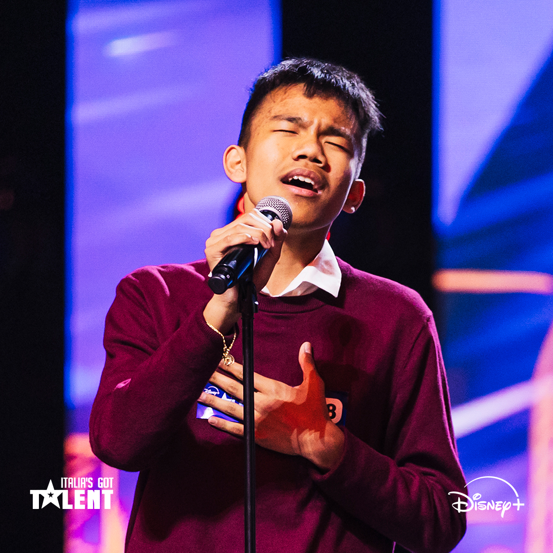 Zac ha 16 anni e vive a Torino, ma spesso si sente solo. Sul palco di #IGT porta “Stay” di Rihanna, dedicandola a suo cugino e sua sorella che si sono trasferiti all’estero. Da quando non ci sono più, la musica è diventato il filo invisibile che lo tiene legato a loro.