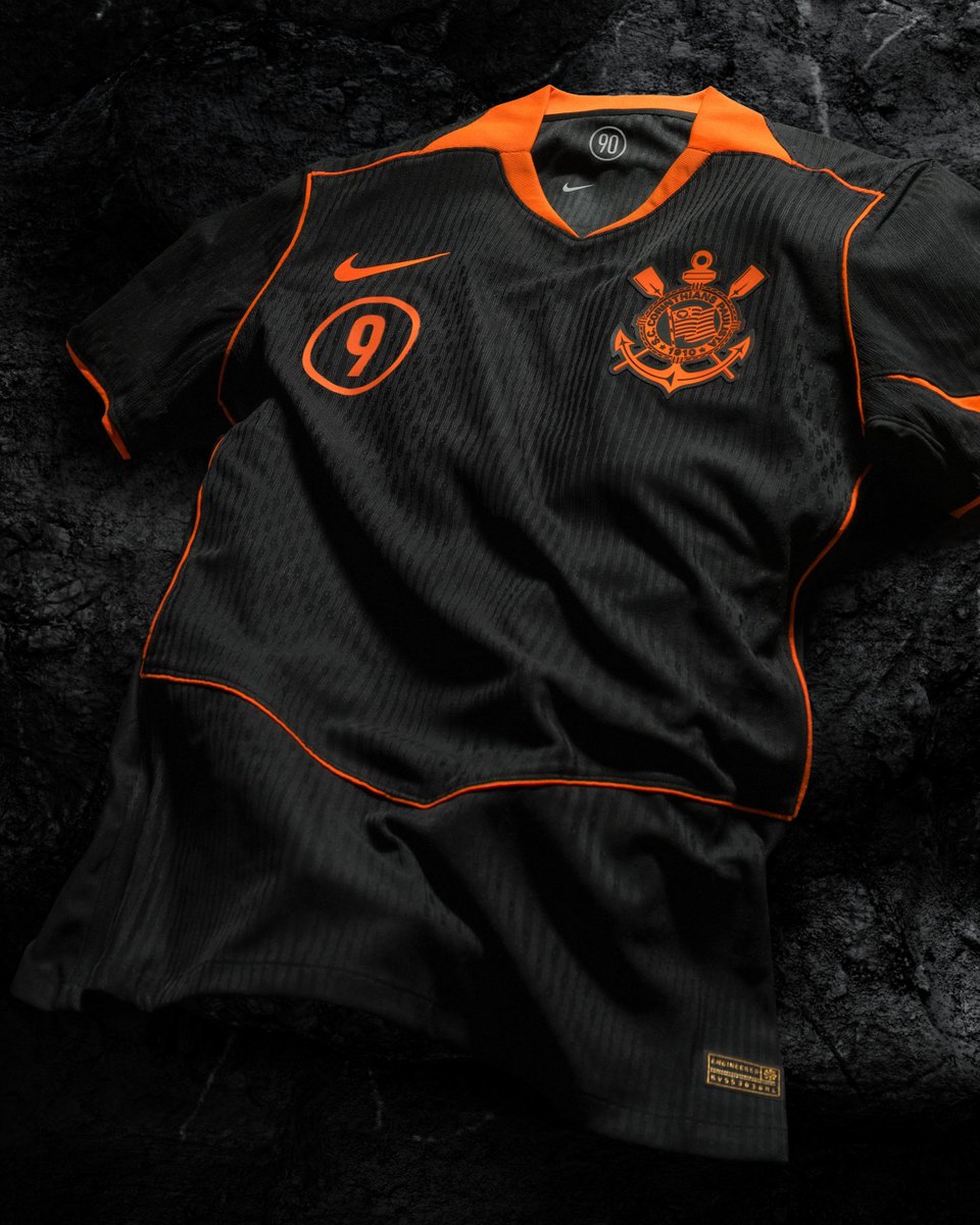 futdrip's tweet image. A nova camisa do Corinthians III 2025/26 é um tapa de luva no coração da Fiel. Estilo retrô, tecnologia de ponta, homenagem à história e uma apresentação digna de time gigante.

Aqui vão as curiosidades mais insanas sobre o novo manto do Timão.🧵

👇