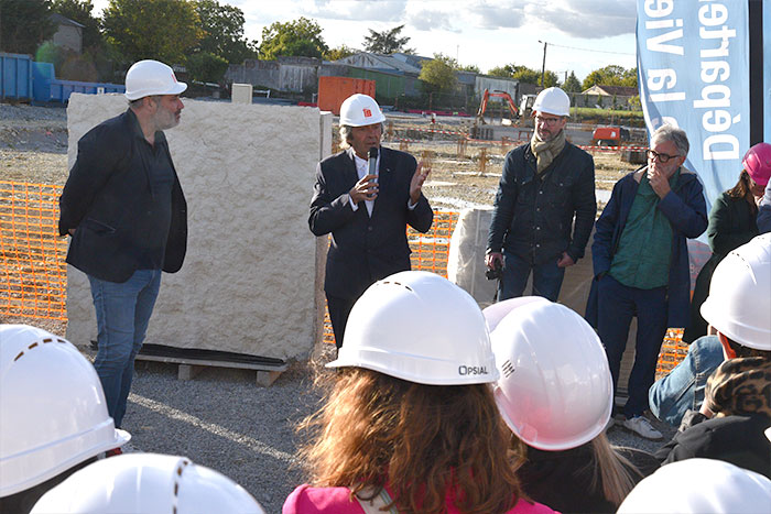unionvienne's tweet photo. 🚧 Pose de la 1ère pierre du futur pôle socio-éducatif et sportif de #Mirebeau !
➡️ Collège neuf (450 élèves)
➡️ Centre socio-culturel
➡️ Équipement sportif couvert
➡️ Projet durable labellisé BDNA 🏅
📅 Livraison prévue en 2027
Lire => https://t.co/xjAjEG1xSr https://t.co/wmZWxlWpoF