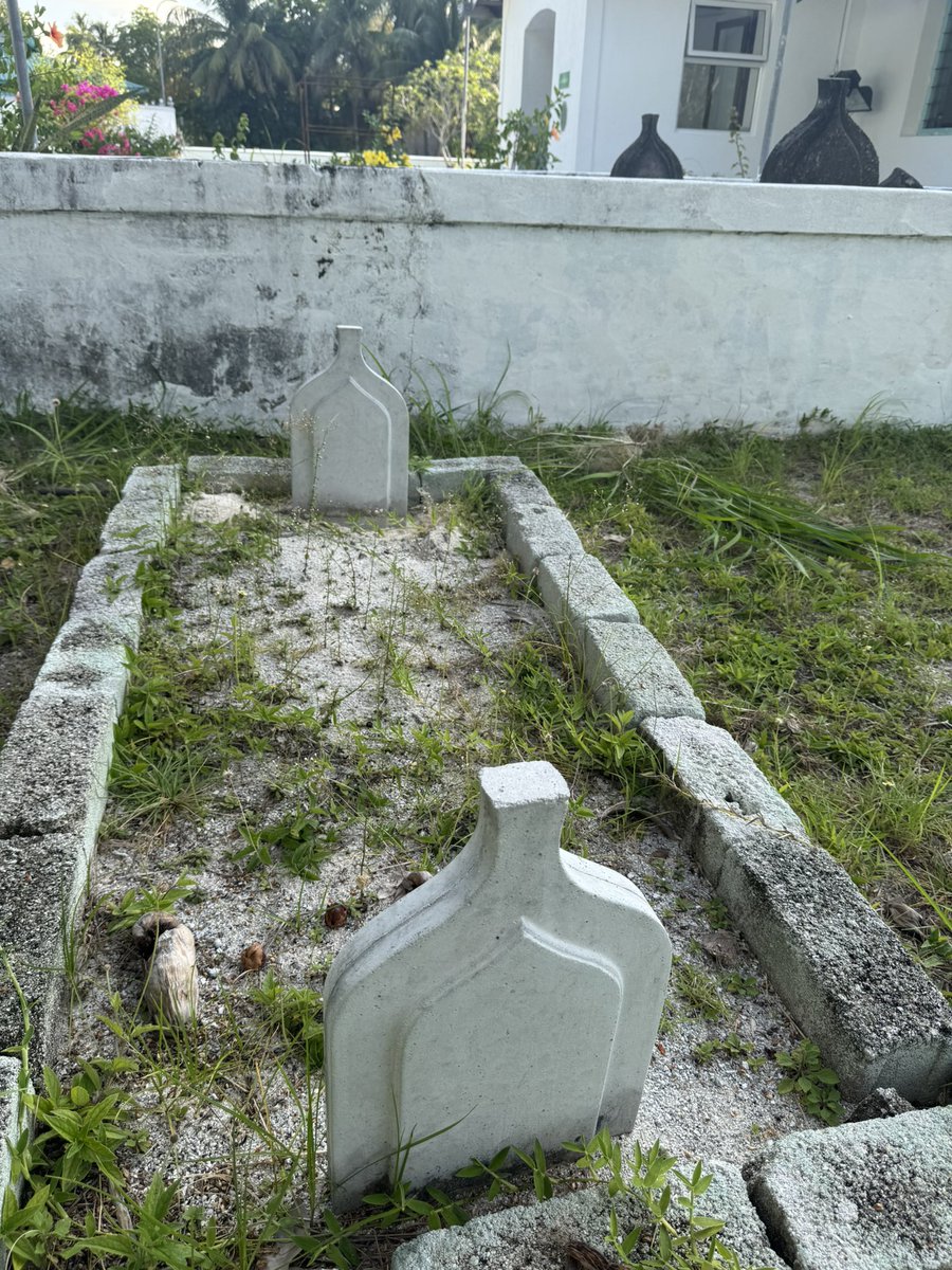 އައްޑުއަތޮޅު ހޫޅުދޫ މާމިސްކިތުގެ ގަބުރުސްތާނުގައިވާ އަލްގާޟީ އިބްރާހިމް މަޖުދުއްދީނުގެ އިސްމާއިލް ބަހާުއްދީނުގެ އިބްރާހިމް ބަހާއުއްދީން ( ހުޅުދޫ އެޅެހިށިގޭ ދޮންމަނިކު)ގެ އަހްމަދު ތައުފީގުވަޅުލެވިފައިވާ ބިސްތާން. ހެޔޮރަހުމަތް ލައްވާށި!