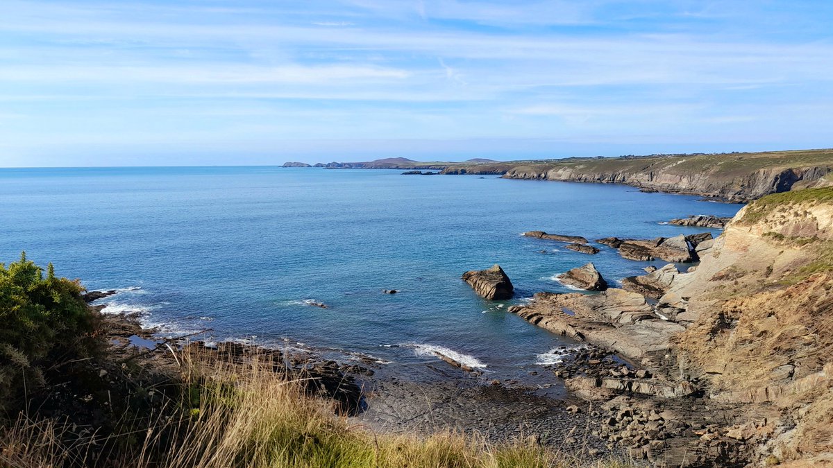 cbarterdavies's tweet photo. @LauraPapa18 Striking clouds Laura! 💙 🤍👌 Sending you greetings from the coast 🌤 🌊🌿🏴 #MyPhotos #TodayShots #WarmFilter 📸 https://t.co/jeH16rb6EM