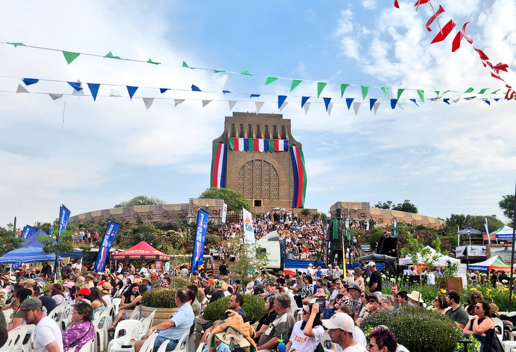 ConCaracal's tweet photo. Die Voortrekkermonument bars uit sy nate 🔴⚪️🔵🟢 https://t.co/5qBGi1tJHo