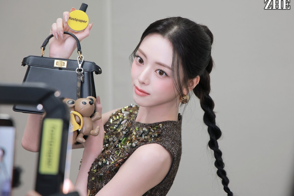 와... 얼굴 진짜 감탄만 나옴
이목구비 너무 아름다워서 경악을 금치 못함