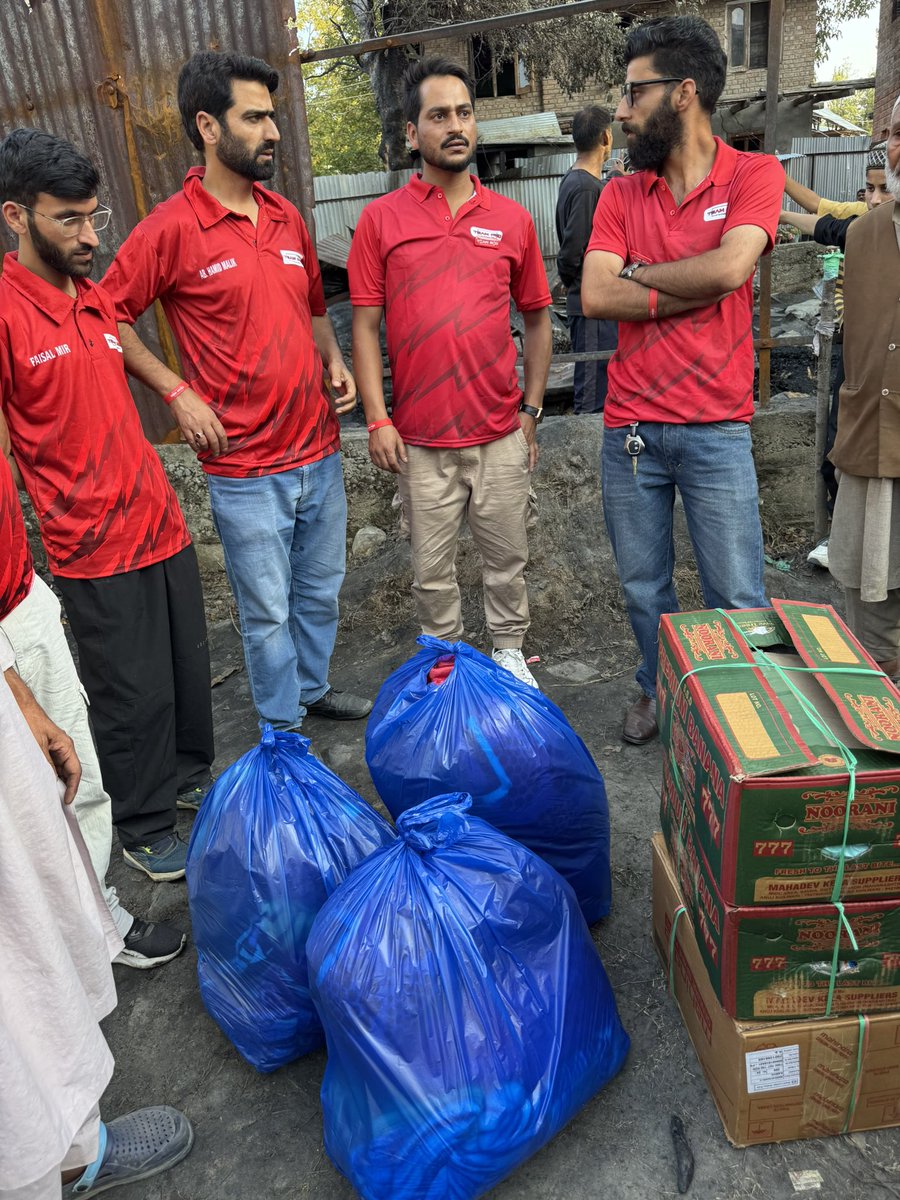 TeamRed_NGO's tweet photo. In Punzwa Vilgam Kupwara, 5 families lost everything in a fire. 💔 Team Kupwara, led by Akhtar Malik, rushed with blankets, food &amp; essentials — proving humanity stands strongest in times of need. ❤️ 

#TeamRed #Relief #Work #Kupwara #HumanityFirst https://t.co/qiYatQwvfd