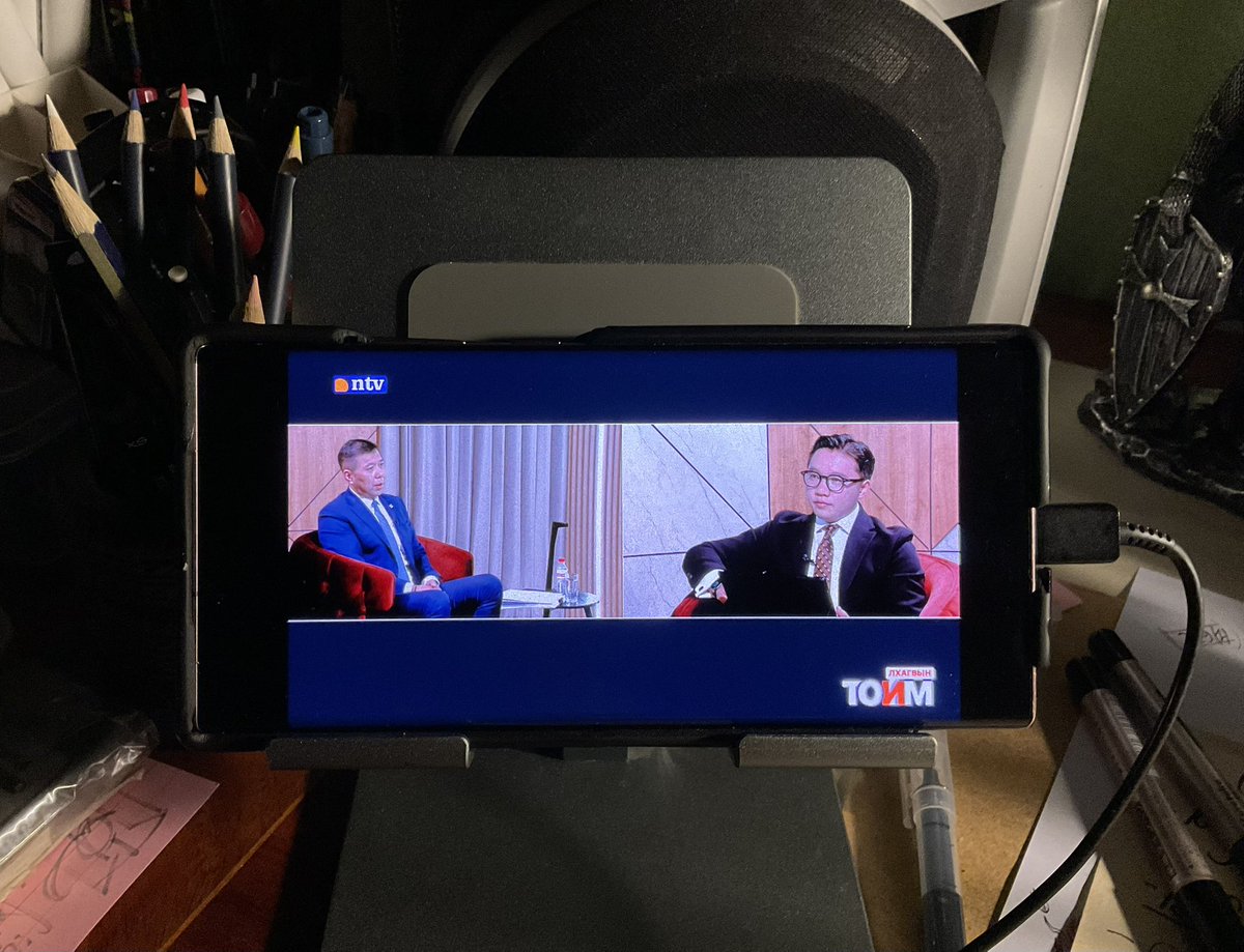 Ээ бурхан минь. Кино цаашаа юм ярьж байдаг шүү. Бөмбөг тэслэнэ гэдэг чинь жинхнээсээ энэ биз дээ? Юу ч болоод байгаам? Хэнд итгэх вэ? Мафитай кино цаашаа…