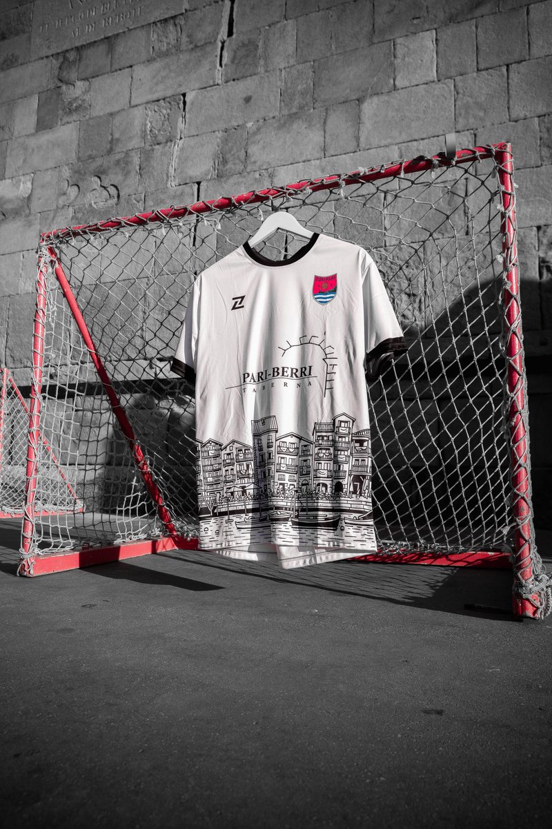 Gure nortasuna.
Gure sustraiak. 
Lehen urratsak.
Lehen partidak.
Kaleko futbola.
Plazako futbola.

Hona hemen 2025-26 denboraldiko bigarren ekipazioa.

AUPA PARI 🩷

#newkit #3rfef #futsal