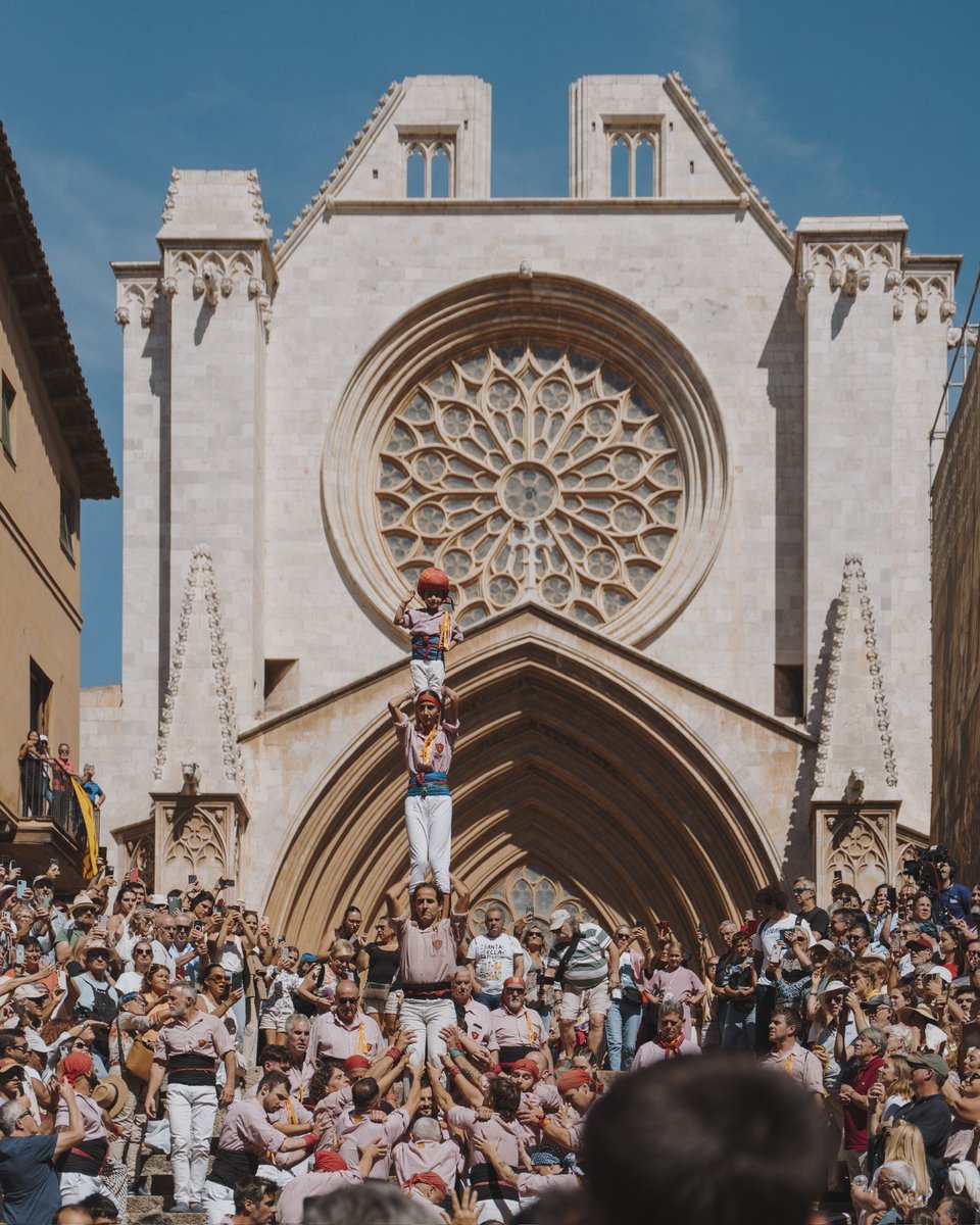 xiquetstgn's tweet photo. Quin final més especial per aquesta #SantaTecla2025 ❤️

Un pilar caminant que un any més arriba al balcó de l’Ajuntament! 
Felicitats Colla 👏🏽
I un reconeixement molt gran al Carlos, al David, a l’Antia i a la Txell!

#xiquetsdetarragona #matalasserament #castells https://t.co/H1Kp2k1ZQO