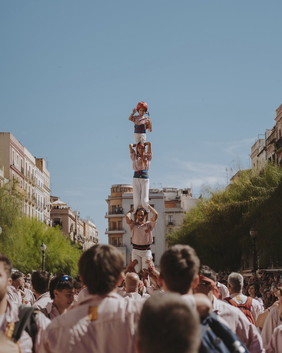 Quin final més especial per aquesta #SantaTecla2025 ❤️

Un pilar caminant que un any més arriba al balcó de l’Ajuntament! 
Felicitats Colla 👏🏽
I un reconeixement molt gran al Carlos, al David, a l’Antia i a la Txell!

#xiquetsdetarragona #matalasserament #castells