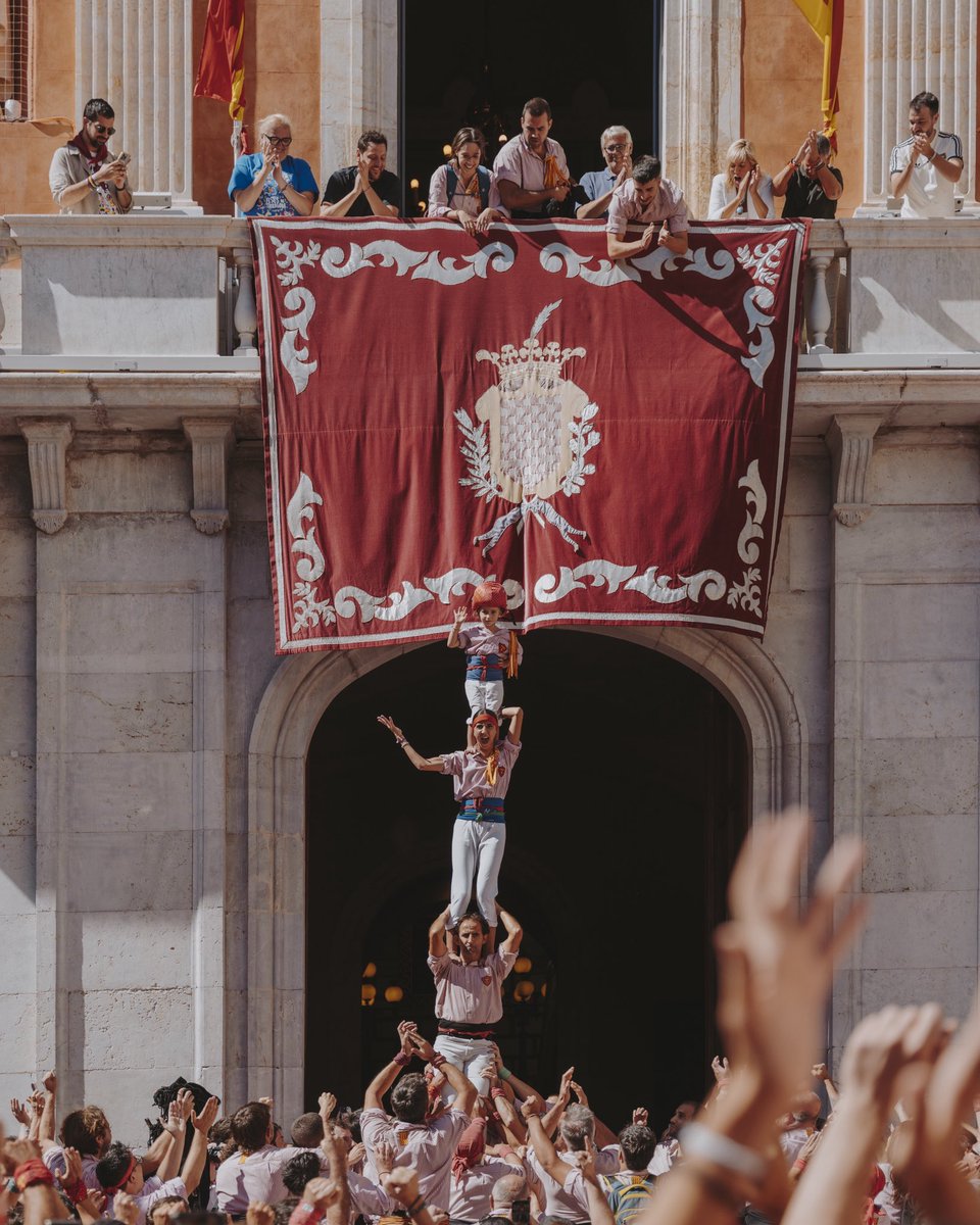 xiquetstgn's tweet photo. Quin final més especial per aquesta #SantaTecla2025 ❤️

Un pilar caminant que un any més arriba al balcó de l’Ajuntament! 
Felicitats Colla 👏🏽
I un reconeixement molt gran al Carlos, al David, a l’Antia i a la Txell!

#xiquetsdetarragona #matalasserament #castells https://t.co/H1Kp2k1ZQO
