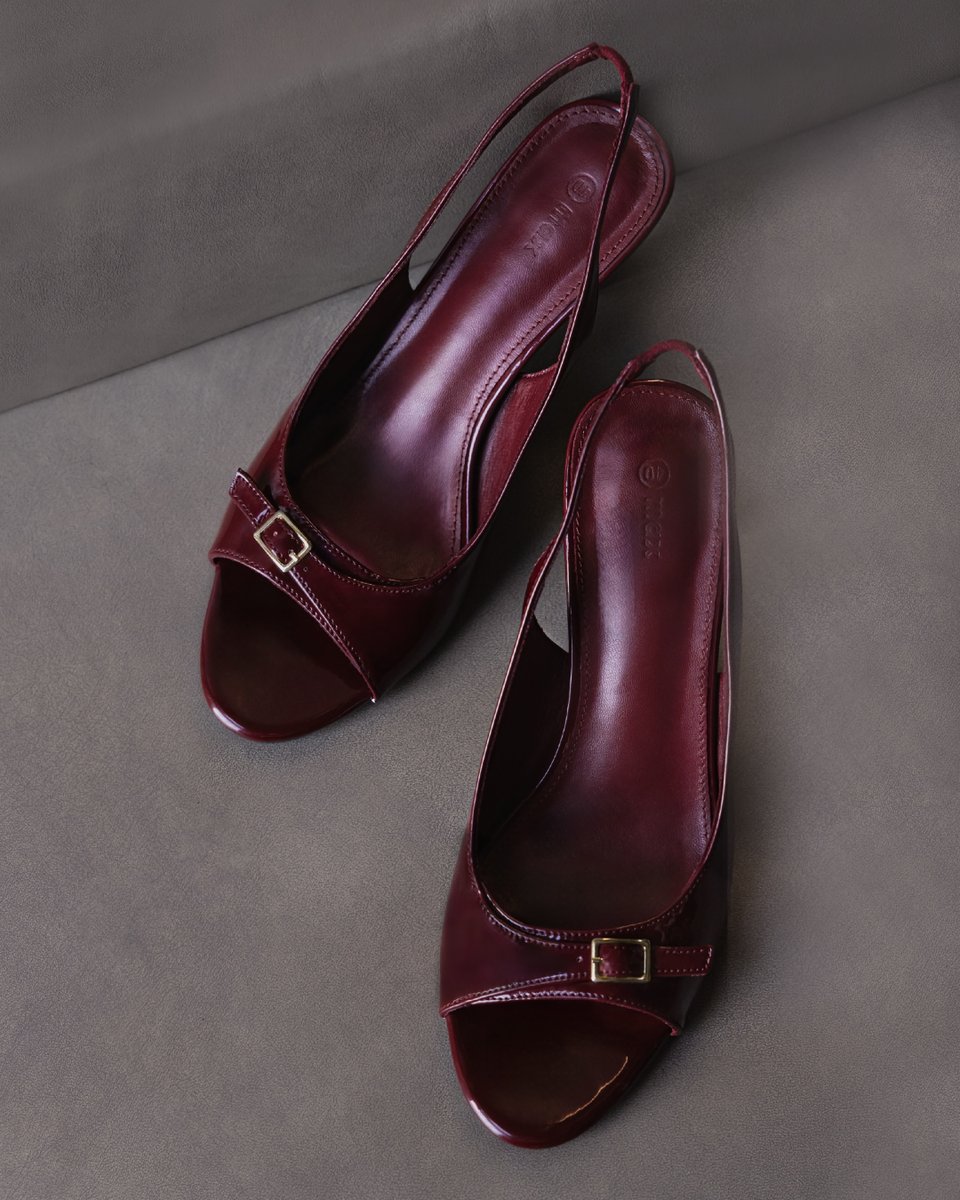 maxfashionMENA's tweet image. Shoes that match the mood, cuffs that match the attitude, and palette that match the season. 🤌🏼
#MaxFashion #FallStyle #FallWardrobe #SeasonOfStyle #EffortlessChic #OOTDFall #LuxuryLooks