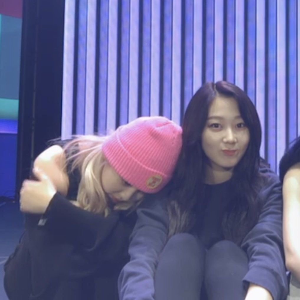 chaenglovesus's tweet photo. ningning and the baddie she pulled by being clingy https://t.co/ESIfI5f6cz