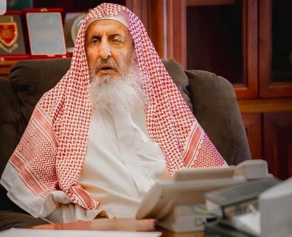 حملة على سماحة المفتي!

ما أن توفي سماحة مفتي عام السعودية حتى انطلقت أقلام للطعن في دينه، ولا يملك الواحد فيهم متمسكًا ليظهر ادعاءه بأنَّ حميَّته للدين، فلا زلة تأصيلية في مقام الله ولا رسوله، بل لا تجد له من ذلك إلا التعظيم وتمام التوفيق ولله الحمد، ولكنه الهوى! أحمد السيد الذي