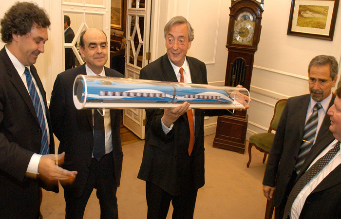 TraductorTeAma's tweet photo. 🇦🇷🔴AHORA MISMO| YA APARECIÓ EL RESPALDO DE MÁS DE 10.000 MILLONES DE DÓLARES QUE MILEI LE CONFIRMÓ A FANTINO ANTES DE SER PRESIDENTE.

Pero los que todavía no aparecen son: 
-El Gran Gasoducto del Sur

- El tren bala Córdoba- Rosario - Buenos Aires.

- El súper submarino nuclear de la Ministra kirchnerista Nilda Garré. 
- El auto popular y 100% argentino que prometió CFK en 2010 
- Sacha, el Rastrojero 2010 que prometió fabricar el  kirchnerismo 
- La Alucinante torre de telecomunicaciones de 368 metros con 44 pisos circulares que prometió CFK en 2010 y para 2015 habían gastado 50 millones de pesos en hacer absolutamente nada.

- El Superpolo audiovisual Isla Demarchi.