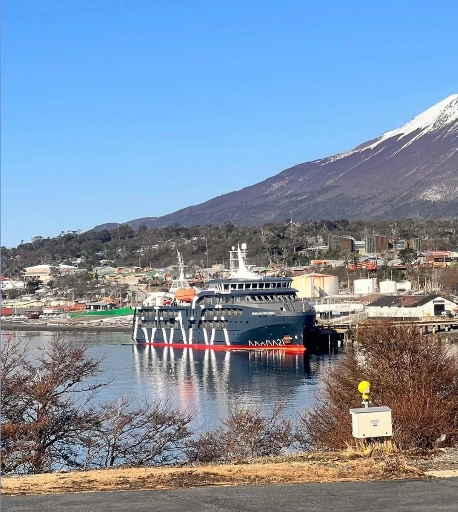 Y comenzó la temporada de crucero antárticos en Puerto Williams, la ciudad más austral del mundo.

Pero eso no bastó sino hubo una flotilla de buque antárticos hechos en Chile que la visitaron:

1⃣ Rompehielos "Almirante Viel" hecho en ASMAR
2⃣ "Magellan Explorer" hecho en ASENAV
