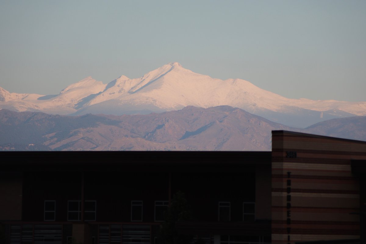 GregMartin31's tweet photo. Longs Peak with a fresh blanket of snow from Broomfield @BianchiWeather https://t.co/V1dGyowvB7