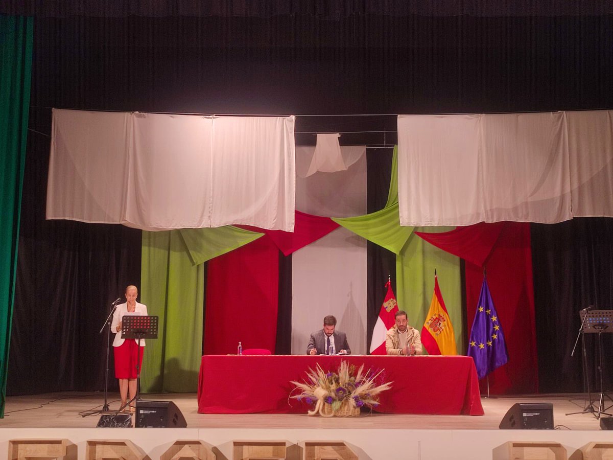 El subdelegado del Gobierno, Eduardo Santiago, ha asistido a la celebración de la Fiesta de La Merced, patrona de Instituciones Penitenciarias, junto a la directora del Centro Penitenciario de #Palencia, Marta Touya, celebrado en el Centro Penitenciario La Moraleja de #Dueñas