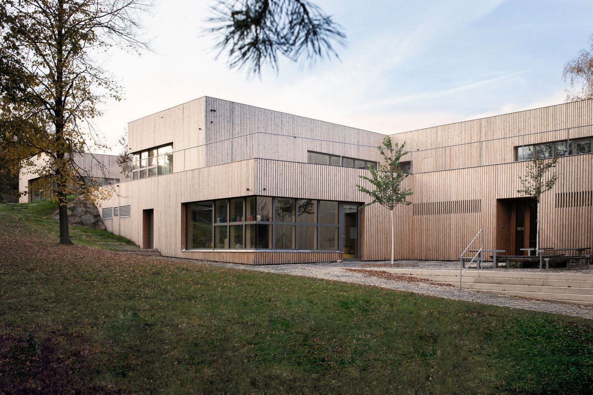 Archello's tweet image. Fulnek Kindergarten by XTOPIX is shaped by charred pine cladding, green roofs, and HERADESIGN® acoustic panels, creating a low-profile, timber-framed sanctuary that blends with its landscape. 
buff.ly/9ocnDYY 

#TimberArchitecture #CircularDesign #AcousticMaterials