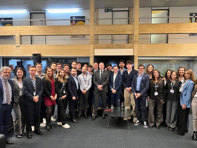 Leonardo_live's tweet image. The participants of #FutureLoading, #Leonardo’s International Talent Programme, spent a deeply inspiring week at @UniofOxford – @OxfordSBS.

A standout moment was their meeting with Clive Higgins, @LDO_UKCEO, who shared valuable insights on building a career rooted in…