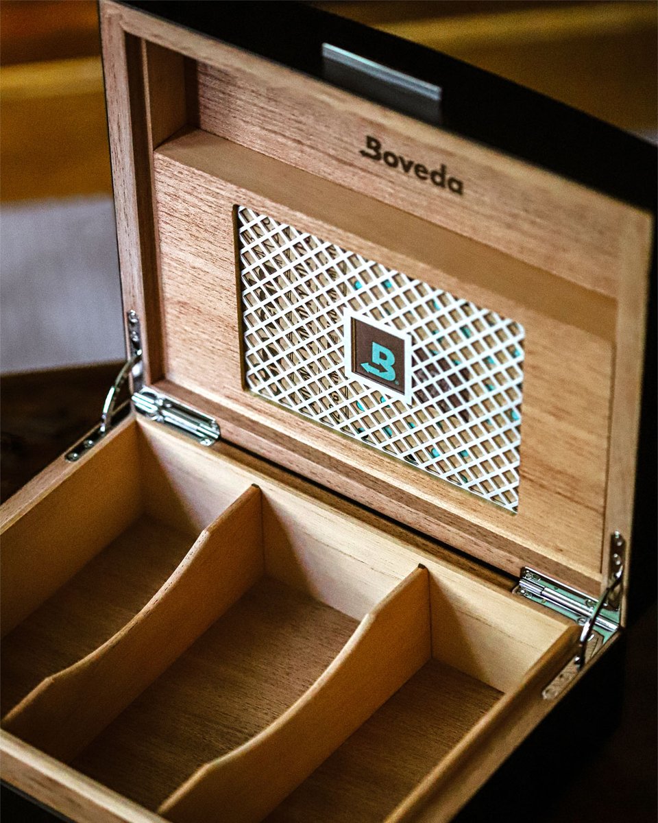 BovedaInc's tweet image. 🌟Get the new Boveda Humidor with Spanish cedar, removable dividers &amp;amp; more! Order now! 👆🏽 #Humidor #CigarStorage #Boveda #CigarLovers #CigarHumidor #SpanishCedar #CigarAccessories #HumidorLife #CigarCommunity #CigarEnthusiast #BovedaHumidor #LoveYourCigars