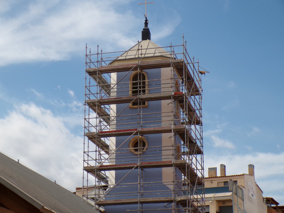 En Sermaco hemos instalado los andamios tubulares en la Iglesia de Santiago y Zaraiche, para que Sernamur pueda llevar a cabo los trabajos de rehabilitación. La obra está casi terminada y ahora continúan con la torre gracias a la estructura de Sermaco.