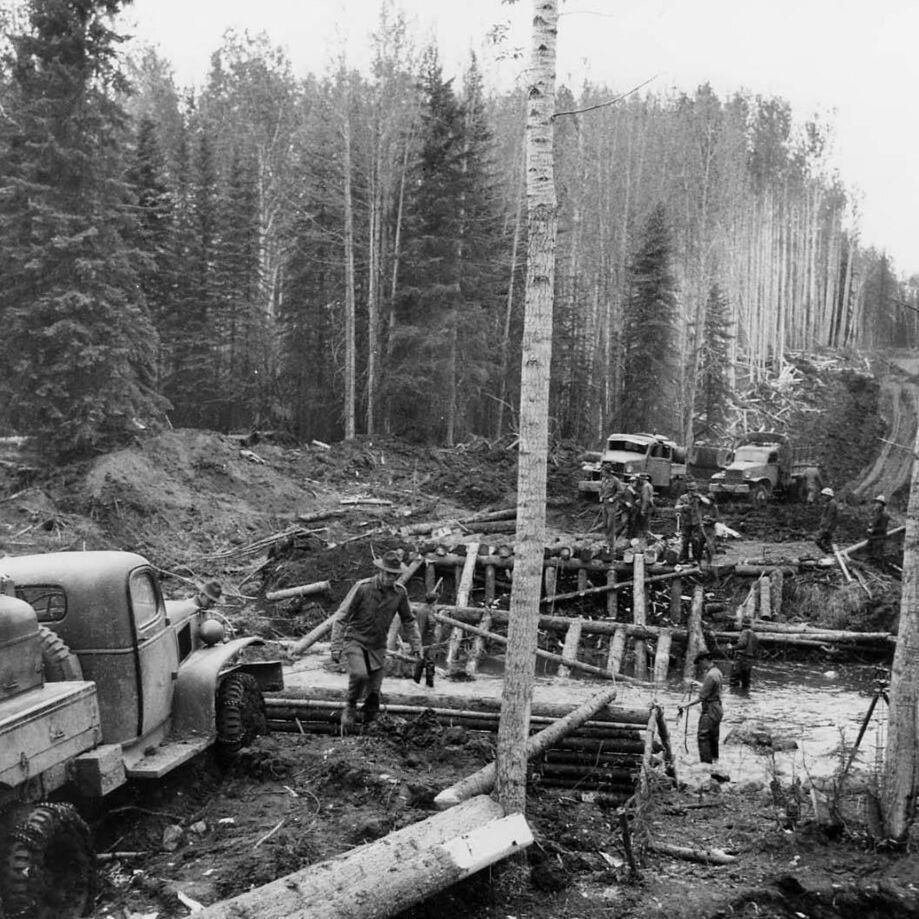 Over the course of 233 days in 1942, 11,000 soldiers and 16,000 Canadian and American civilians, built a 2,451 kilometre highway with 133 bridges through the Canadian wilderness.
This is the story of the construction of the Alaska Highway.

🧵 1/12