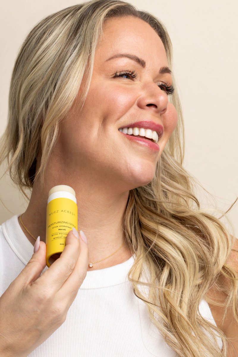 Glow that goes with you.

The Nuez Acres® Moisturizing Stick keeps skin soft, hydrated &amp; radiant.

Anytime &amp; Anywhere. 🌿💛

#WaterlessBeauty #NuezAcres