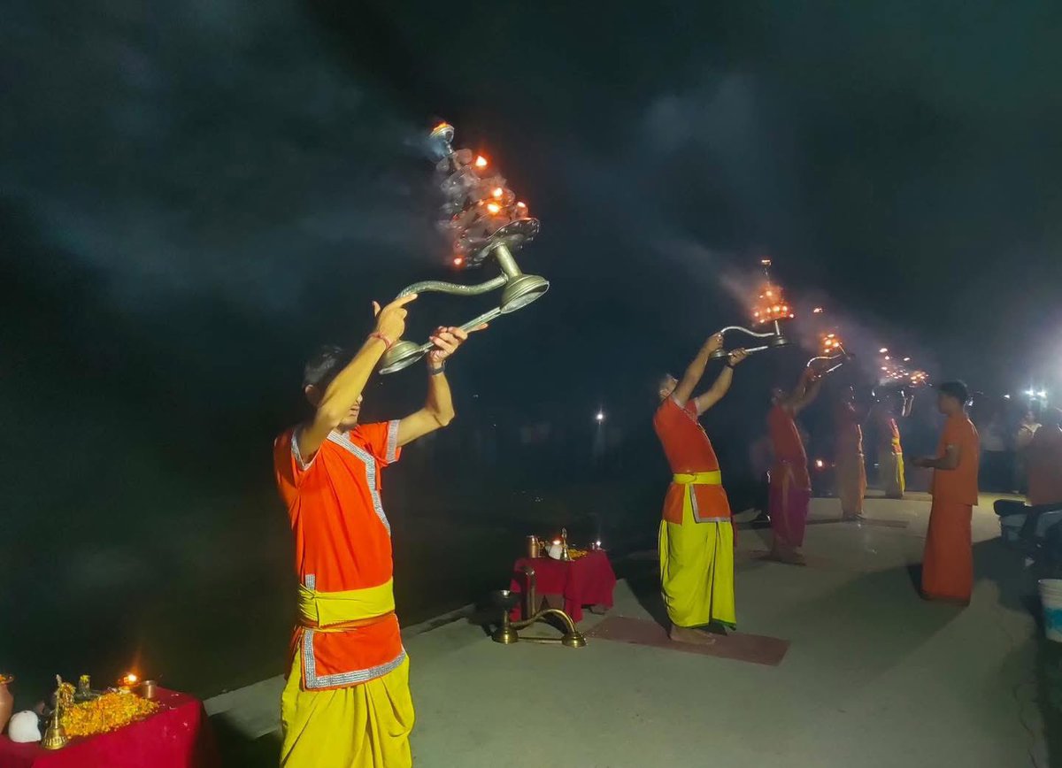 विश्वास र आस्था: बुधबारको साँझ अनि चितवन स्थित नारायणी किनारको सन्ध्या आरती । ❤️

Pic. Suresh Timalsina