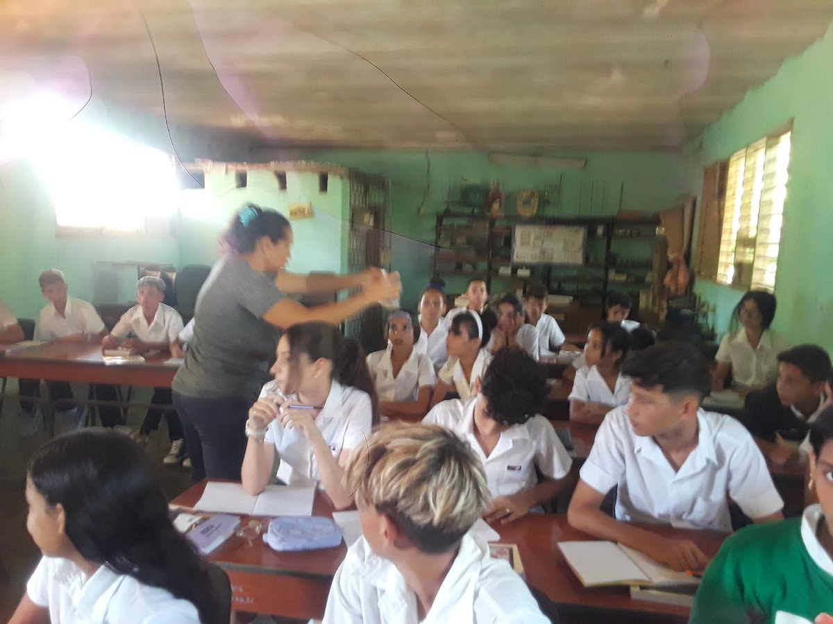 #HolguinSi Prácticas de laboratorio de la asignatura de Química se realizan en el #CMAlfredoBareaFranco en #Urbano.
<a href="/CubaMined/">MINED</a> <a href="/NaimaTrujillob/">Naima Ariatne Trujillo Barreto</a> <a href="/DPEHolguin/">Dirección General de Educación Provincia Holguín</a> <a href="/LuisFel07486070/">Luis Felipe Batista Rodríguez</a> <a href="/DiazCanelB/">Miguel Díaz-Canel Bermúdez</a> <a href="/QueipoRuiz/">Joel Queipo Ruíz</a> <a href="/BallesterWalter/">Walther Marrero Ballester</a>
