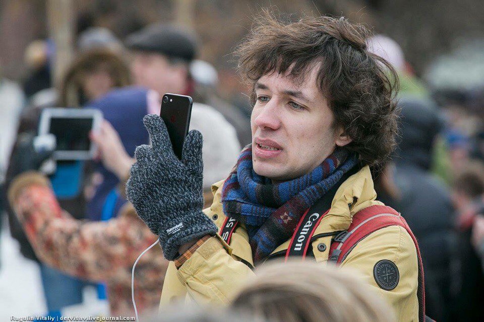 2017 год.
Мне 26-27 лет.

Мне кажется, я не меняюсь кардинально. Ну, лицо тогда было худее, конечно. А так прическа одинаковая годами, одеваюсь тоже много лет подряд одинаково.