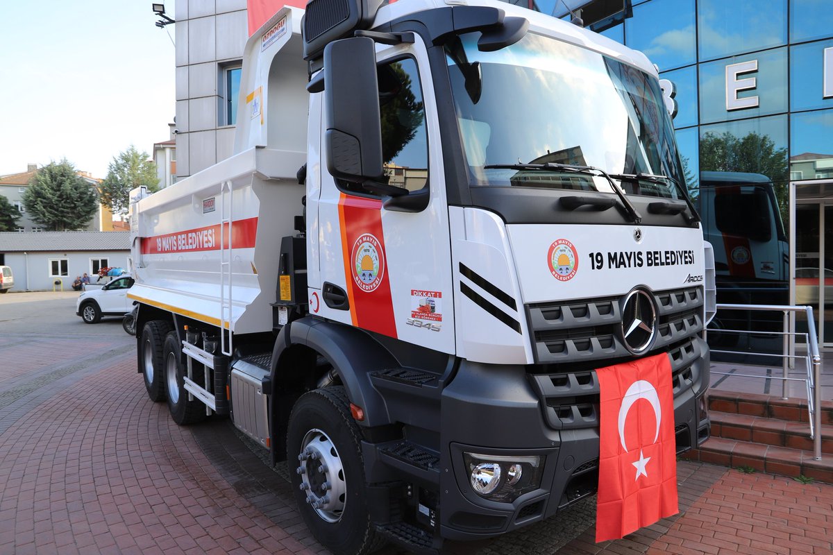 BaskanTopaloglu's tweet photo. Kendi öz kaynaklarımızla, borçlanmadan,kredi çekmeden,Belediyemize kazandırdığımız kamyonlarımız İlçemize hayırlı olsun.Daha önce Temizlik İşleri araçlarımızı yeniledik,şimdi sıra Fen İşlerinde.
2 tane damperli kamyonumuz geldi, 1 tane daha sipariş verdik. https://t.co/CLjXJCu0X5