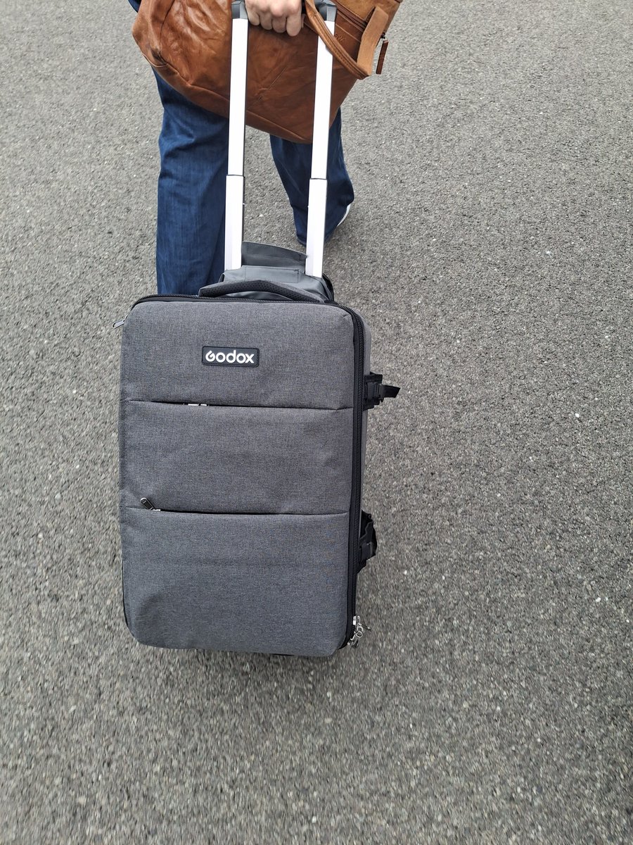 DSDEN2B's tweet photo. Livraison de la première valise Tragu'libru, #bibliothèquenomade, à la circonscription #CIRM #Balagne, #IEN_Stephane_Marchand . Dans chaque valise, un #bookinou, des livres pour écouter des histoires et se familiariser avec la langue corse #corse #Éducation #scola2030 https://t.co/0IiofHdAJw