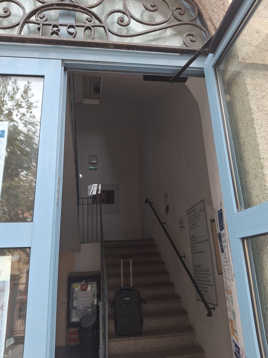DSDEN2B's tweet photo. Livraison de la première valise Tragu'libru, #bibliothèquenomade, à la circonscription #CIRM #Balagne, #IEN_Stephane_Marchand . Dans chaque valise, un #bookinou, des livres pour écouter des histoires et se familiariser avec la langue corse #corse #Éducation #scola2030 https://t.co/0IiofHdAJw