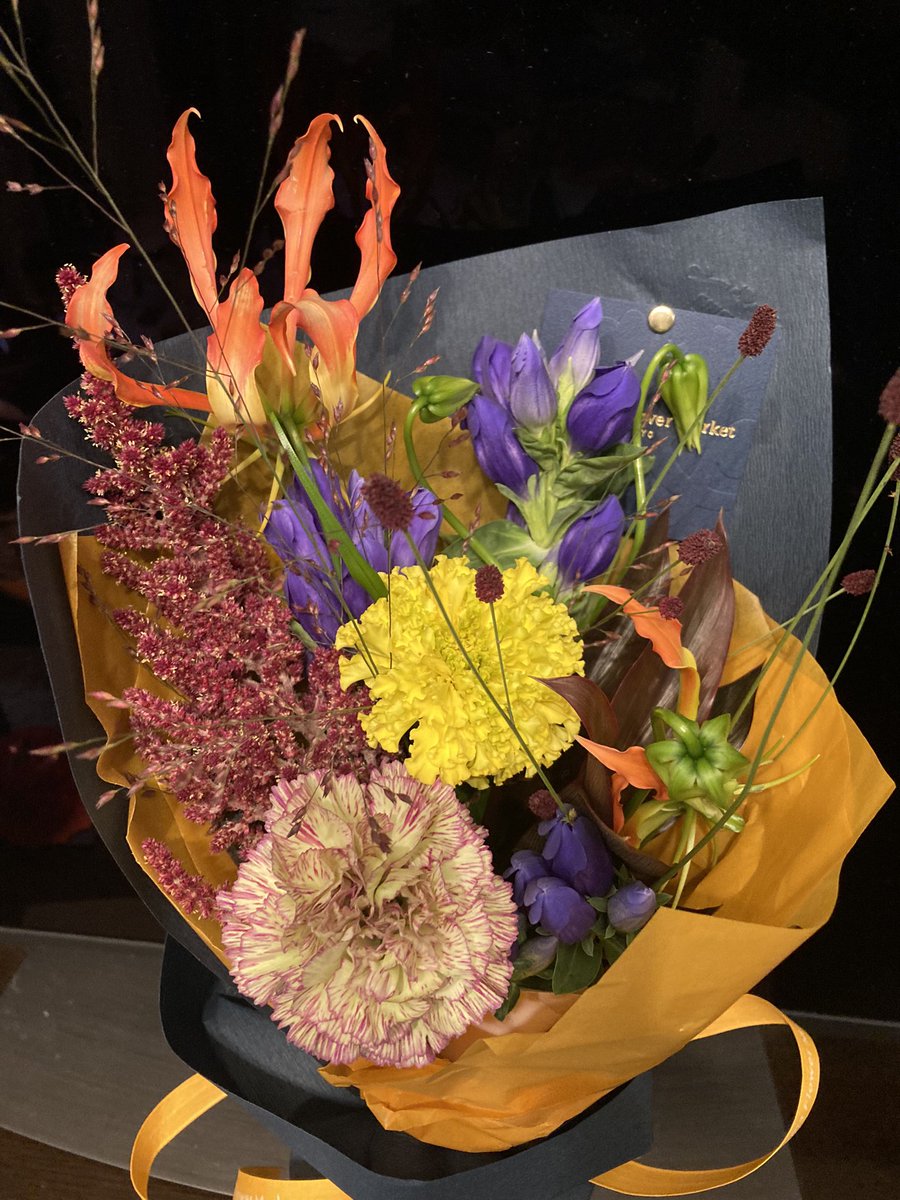 身内のお祝いごとでいただいた秋のお花のブーケ💐素敵😭✨✨