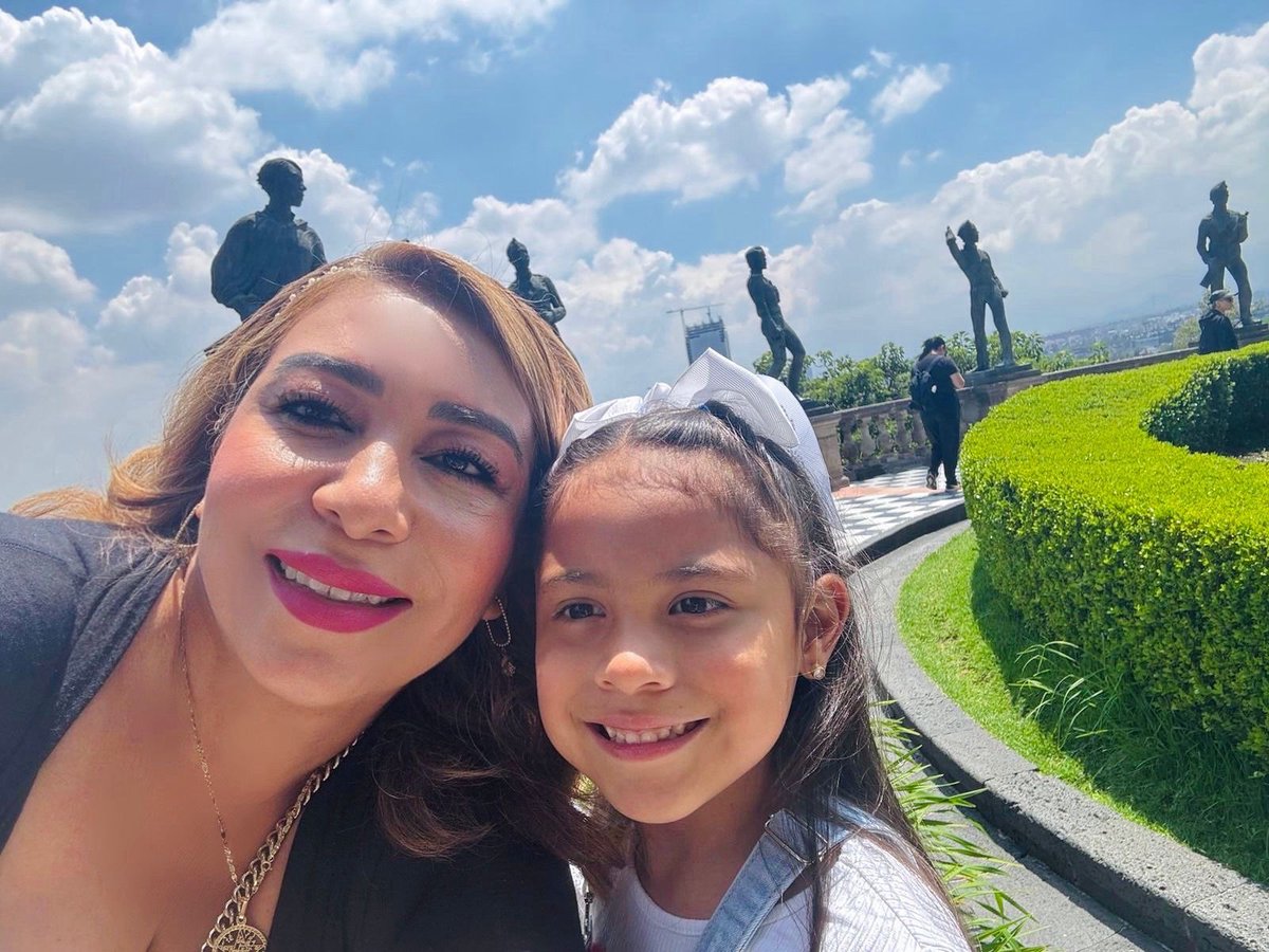 Maricarmen_CabL's tweet image. #FelizMiércoles lluvioso para mi maravillosa #CostaGrande 🌦️, mi Sophia y yo les deseamos un excelente miércoles 💖, les comparto esta postal del majestuoso #castillodechapultepec 🏰🙌🏼, abracen y protejan siempre a la alegría del hogar 🏠 y nuestros corazones ♥️