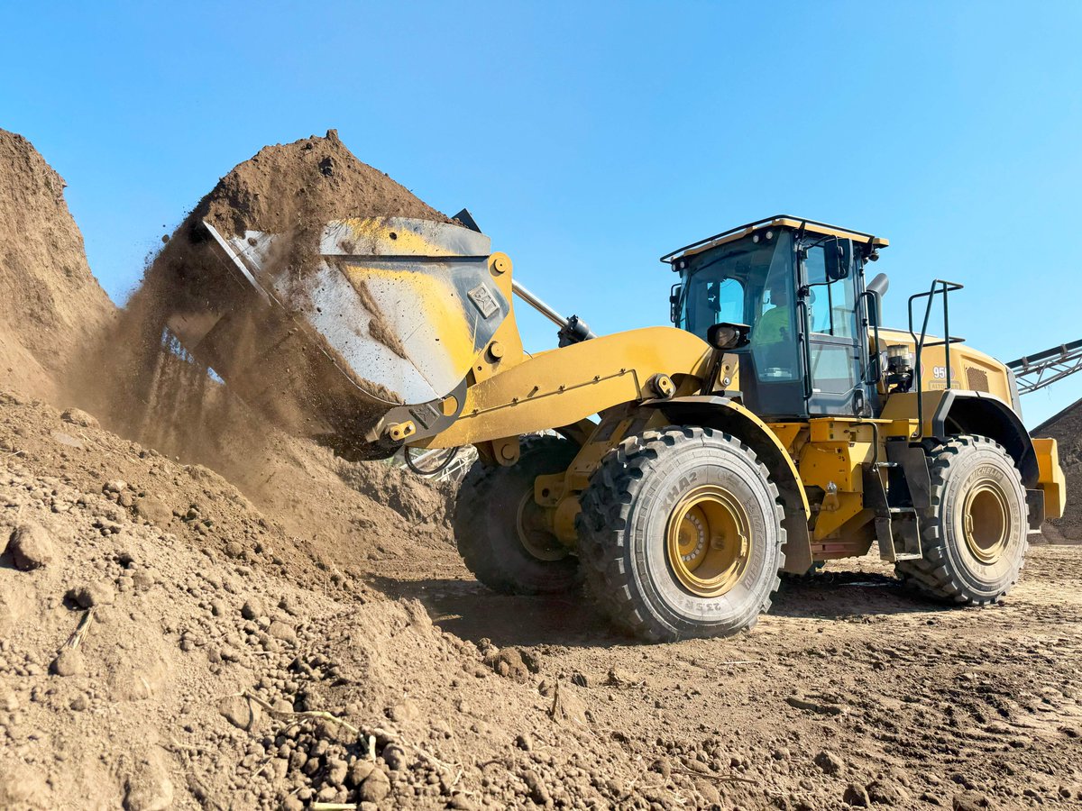 SFITopsoil's tweet image. Moving mountains one bucket at a time. ⛰️💪 Running a @CaterpillarInc  950 and the dirt is flying 
#ironaddicts #heavycivil #construction #betterdirtworld #chicagoconstruction #mountains #loader