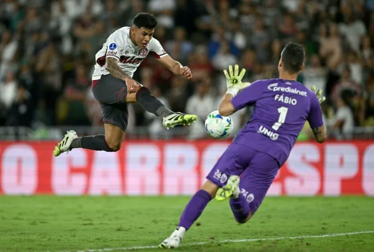 #Sudamericana2025 Una noche de terror se vivió en el Maracaná. De nuevo la violencia se hizo presente en las tribunas, <a href="/clublanus/">Club Lanús</a>   empató a un tanto y eliminó al poderoso brasileño <a href="/FluminenseFC/">Fluminense F.C.</a>  avanzando a las semifinales y para colmo, Renato Gaúcho renunció cómo DT.