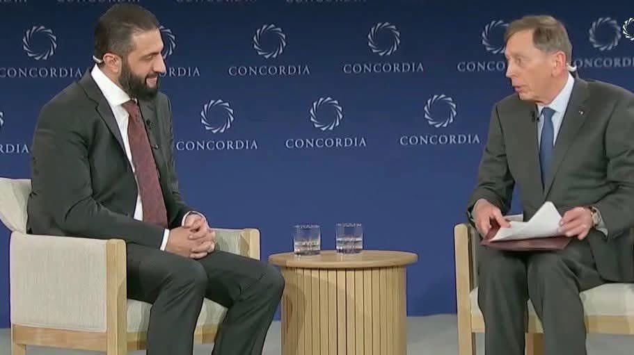 لقاء .. الاستاذ .. بالتلميذ 

رئيس المخابرات الامريكية السابق 

هو والعميل الجولاني 
جلسة منتهي الاحترام و الإجلال للأستاذ 👏👏👌🏻