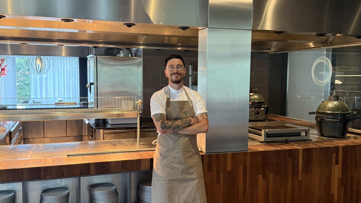 tfwfootballweek's tweet image. 👨‍🍳 Who is Tiago Pereira? From Southampton FC to the London City Lionesses, he is redefining performance nutrition in football.

🔗 thefootballweek.com/2025/09/24/who…

#TheFootballWeek #PerformanceChef #FootballNutrition #WomensFootball