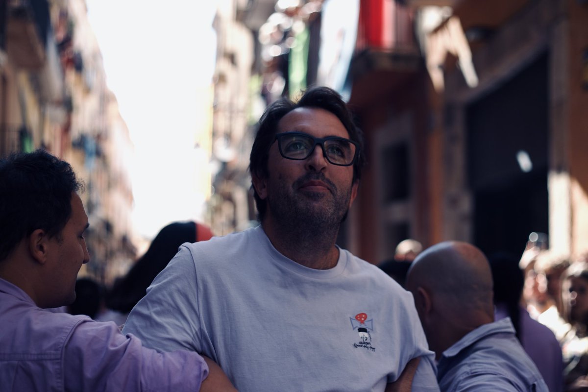 Imagino q deuen ser els pares de l'enxaneta del pilar caminant. I suposo també q ja s'haurà fet en altres colles o altres anys però mai m'hi havia fixat. M'ha semblat preciós q la colla s'organitzi així per portar als pares de cara al pilar durant tot el recorregut! #castellers