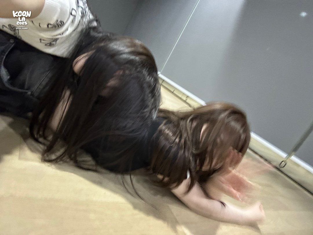 chaehyuna's tweet image. ️️ ️️
youtu.be/jCjQ1Z7uBn8 ⋮  🔖 ..  )  ' Xiaoting unnie plotted her secret mission—pulling us into a giant selfie during the dance ✦ but I caught her plan, her eyes sparkled with secret mischief. I stepped in, plan foiled, and both of us hit the floor laughing xD
 ️️