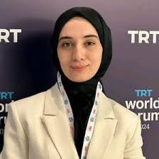 Amal Zaamta. Aslen Suriyeli. İstanbul'da yaşıyor. TRT World ve El Cezire kanalında çalışıyor. Bir video konuşmasını yayınladı ve videoda şöyle dedi: 

"Aleviler tüm dünyada katledilmelidir"

Gözaltına alınmadı, soruşturma açılmadı.
AKP’nin karakterini gösteren bir örnek.